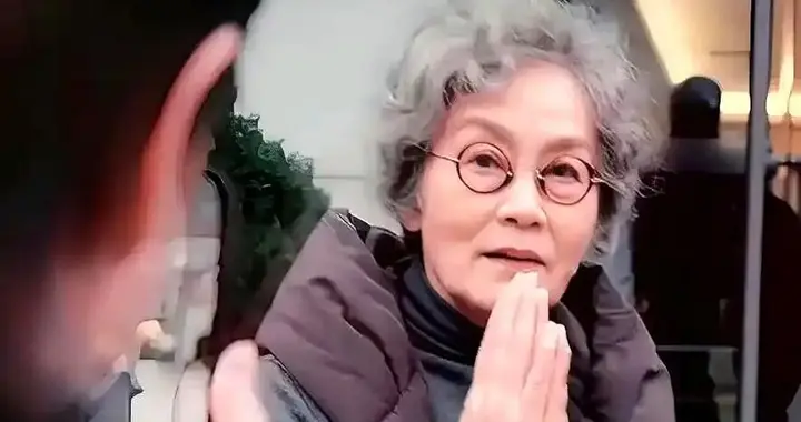 72岁潘虹近况曝光：双手浮肿独守豪宅，后悔没生孩子