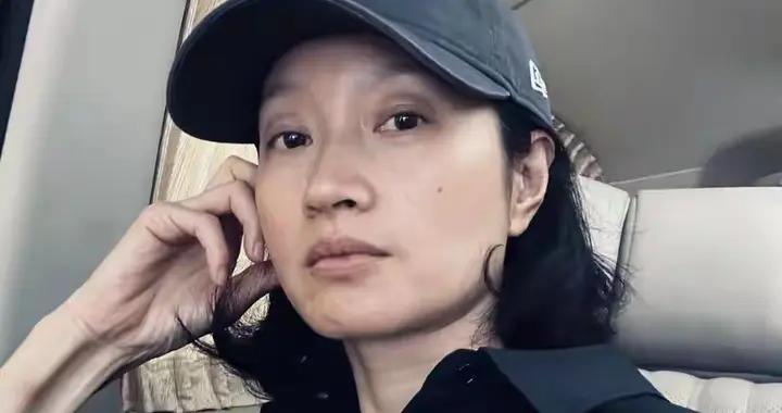 42岁沈佳妮健身照，腰臀比封神，终于懂朱亚文为啥说生理性喜欢