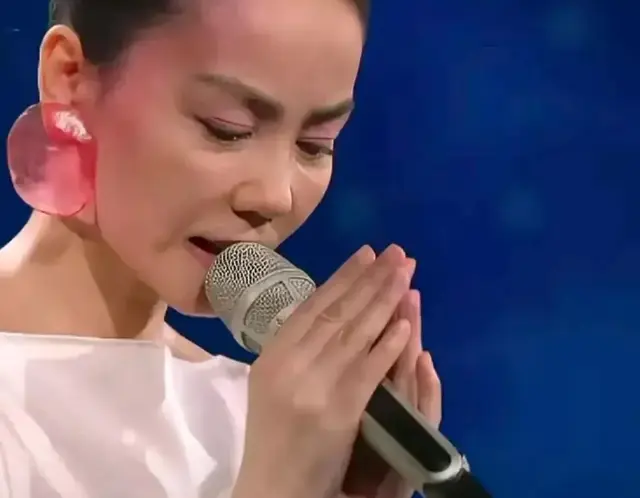 王菲春晚泪洒舞台 深情一躬，唱响半生爱恨嗔痴 道尽爱情曲折与洒脱