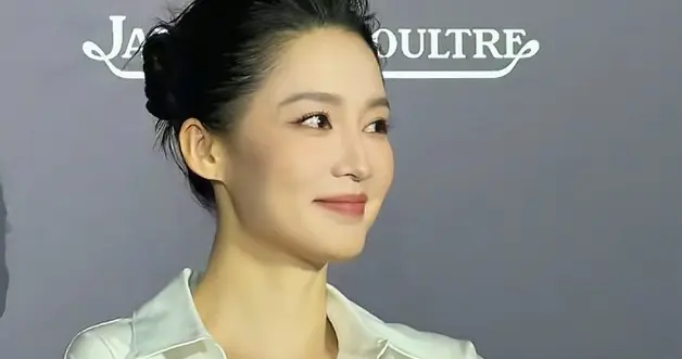 李沁气质绝佳，妆造简单又高级，她跟孟晚舟一样的国泰民安的脸型