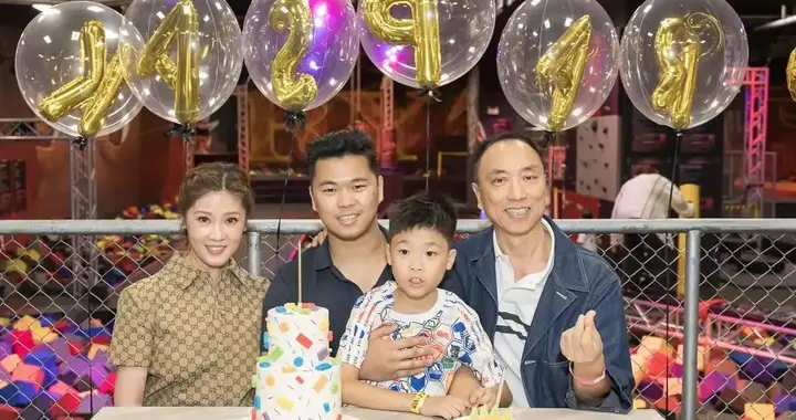 前港姐冠军与老公杜拜旅行晒靓相，25岁大仔国际比赛夺冠再创高峰