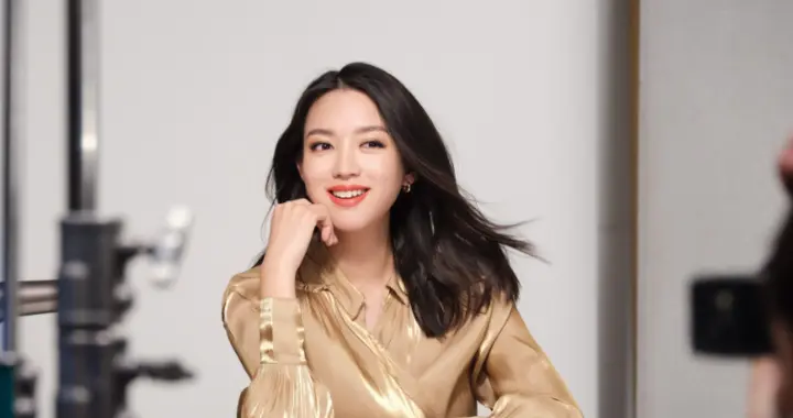 艳压奚梦瑶，拒嫁30亿豪门，怀孕6个月上春晚稳居C位：真人生赢家