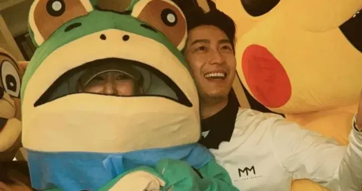 窦骁在香港庆祝37岁生日，何超莲穿青蛙服亮相，巨型气球蛋糕显眼