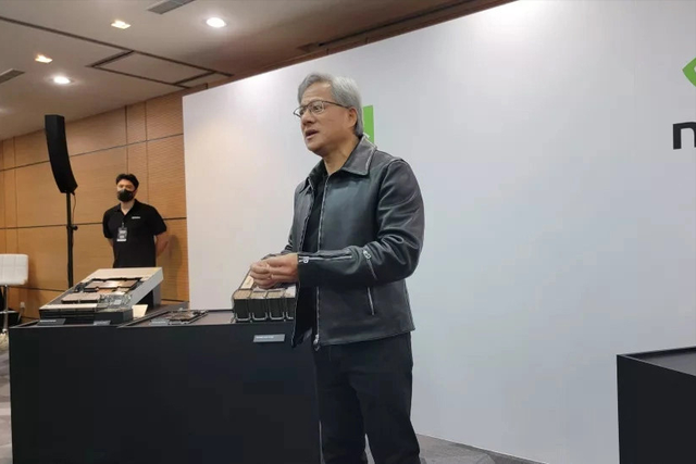 黄仁勋表示Blackwell芯片全面投产，但英伟达面临抉择与市场竞争