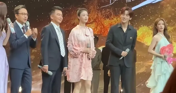 42岁蒋欣瘦到认不出！穿粉裙腿细成杆，这还是当年的“华妃”吗？