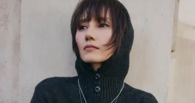 袁泉的气质真是出挑！穿深灰连帽毛衣+牛仔裤，时髦又高级！