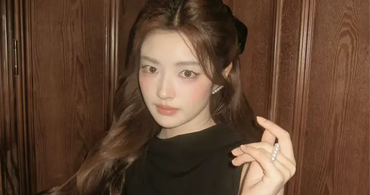 徐若晗，猫咪小黑裙，金鱼小雏菊和夏天。