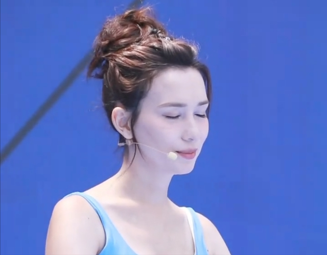 39岁卢靖姗二胎后首亮相！穿瑜伽服白到发光，四肢纤细仅肚子微凸