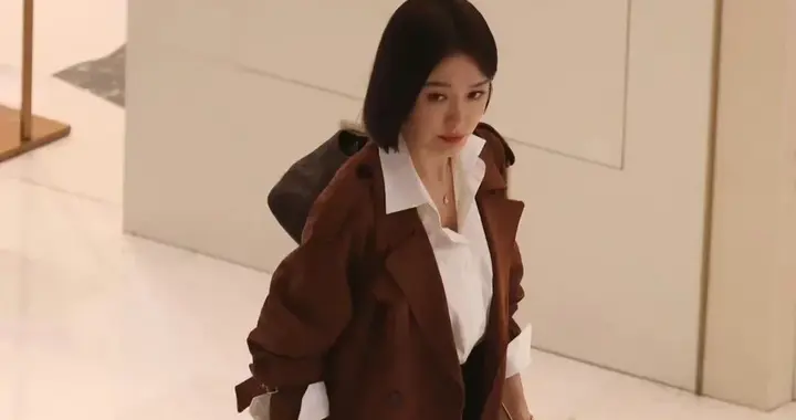 秦岚焦糖棕长风衣+白衬衫+黑裙=职场松弛感天花板！