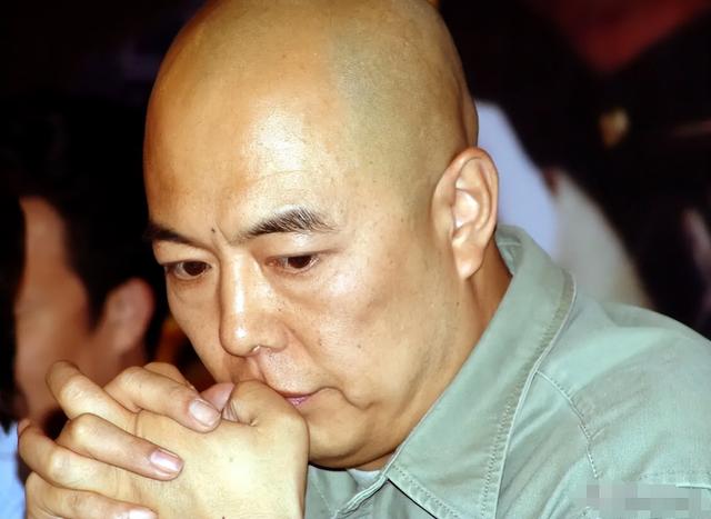 这一次，66岁双腿包扎瘫在轮椅的张铁林，早已沦为了娱乐圈的笑话