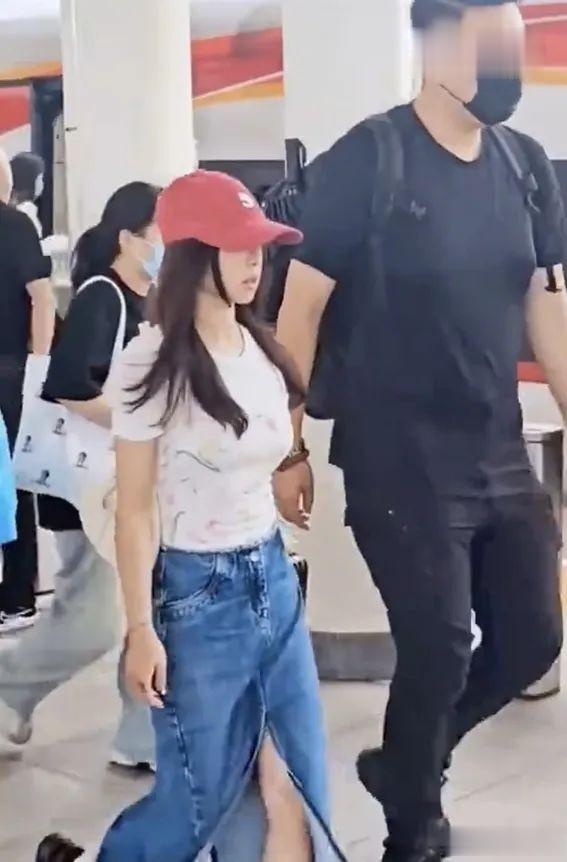 44岁蔡依林机场亮相，大秀傲人深V长腿，小身段依旧魔鬼身材