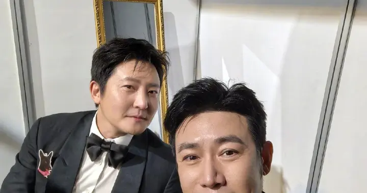 郭京飞陆毅出席活动！连襟合影满眼褶皱，不如姐夫戴金丝眼镜帅气