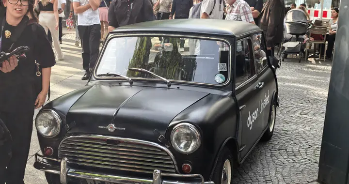 黑科技还得看戴森！IFA2025期间，创始人老爷子来到现场“带货”