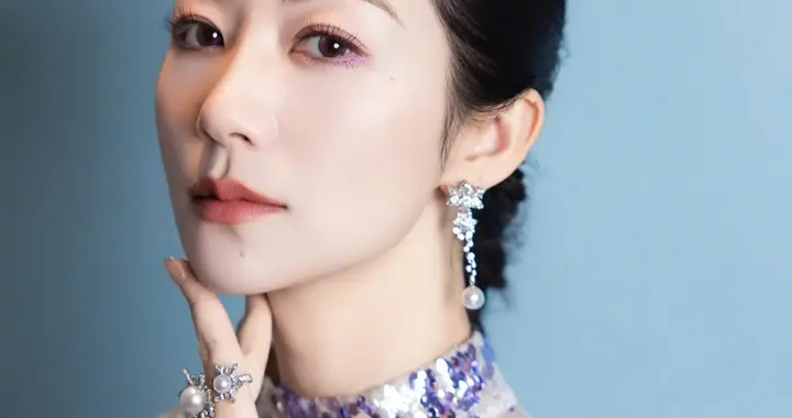 韩雪挂颈紫闪连衣裙