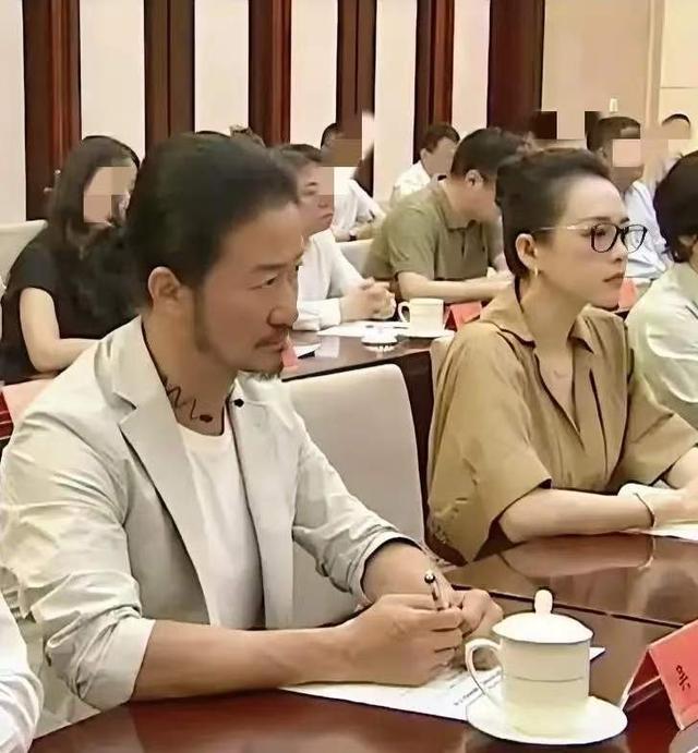 差五岁却像两代人，央视无滤镜镜头里，戳破章子怡吴京的真实差距