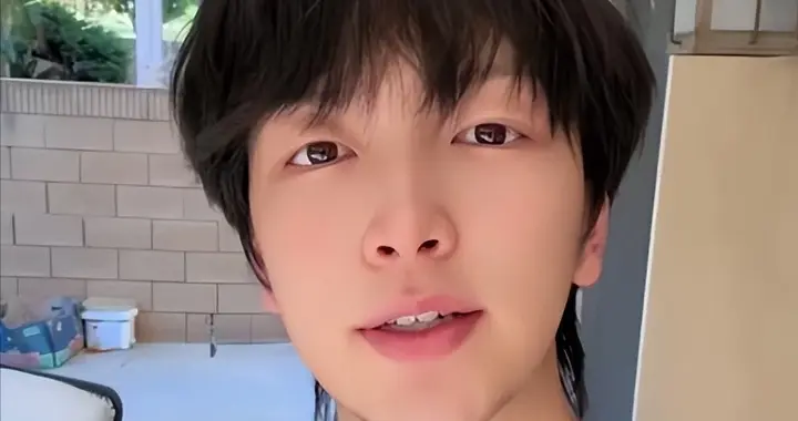 原来他就是肖战儿子，和王楚钦是发小，长相高大帅气，还去拍短剧