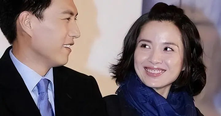她26岁成双料影后，二婚嫁靳东高龄生下俩儿子，如今48岁被宠成宝