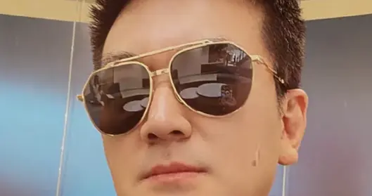 黄圣依13岁儿子安迪从国外转学到香港读书，杨子和女朋友亲自送去