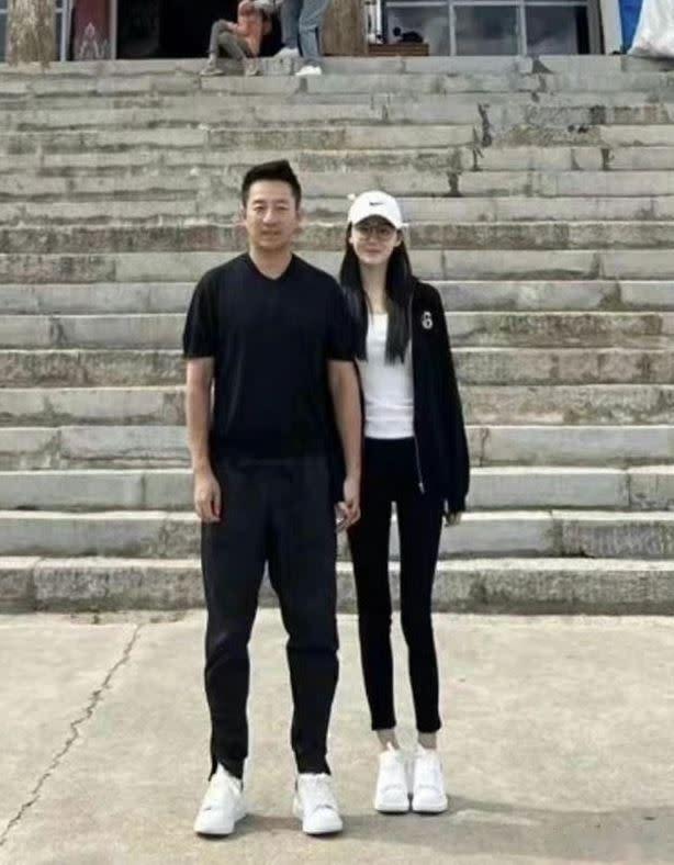 张颖颖|张颖颖小腹明显隆起，拍照时又多次刻意遮肚，张兰反应超激动