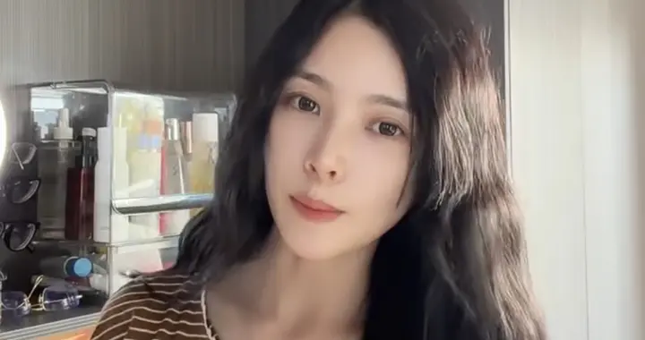 杜淳老婆晒衣帽间，几十条牛仔裤，帽子首饰一堆像批发，太能买了