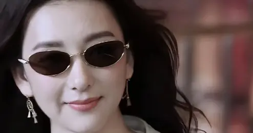 郭富城老婆最新路照曝光：又矮又胖，没有路人高。网友：我嫉妒她