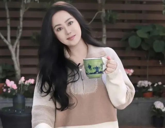 61岁章小蕙回英国扫货，白到发光，惊人美貌惹得老外兴奋尖叫！