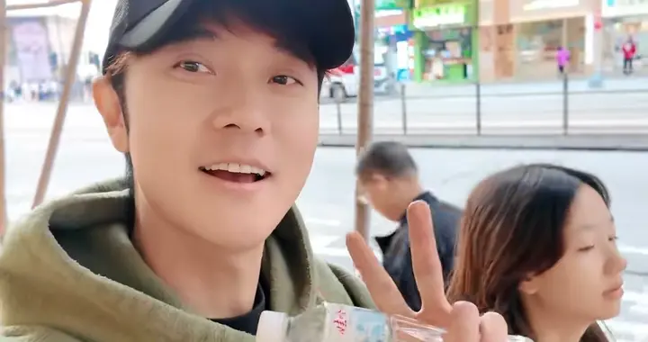 张丹峰陪老婆回香港，岳母一头白发很苍老，54岁洪欣的脸被打码