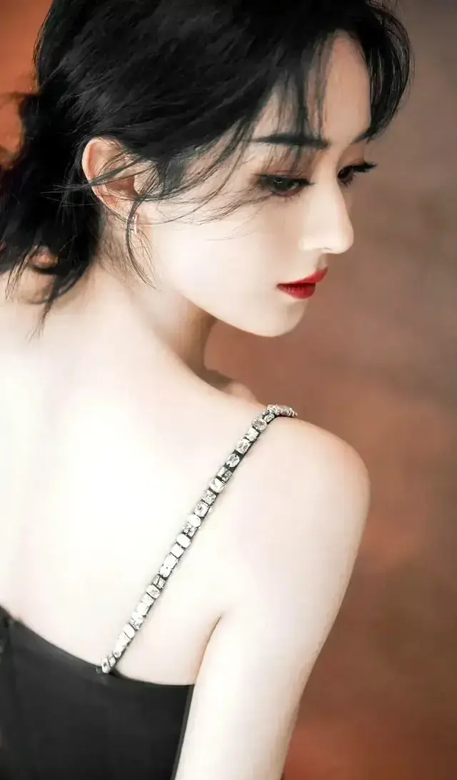 赵丽颖真的太美啦 那双大眼睛 配上精致妆容 都忍不住要截图当壁纸！