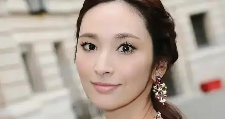 吴佩慈悼念大S发言惹来争议，没给汪小菲一点体面，大小s真没说错