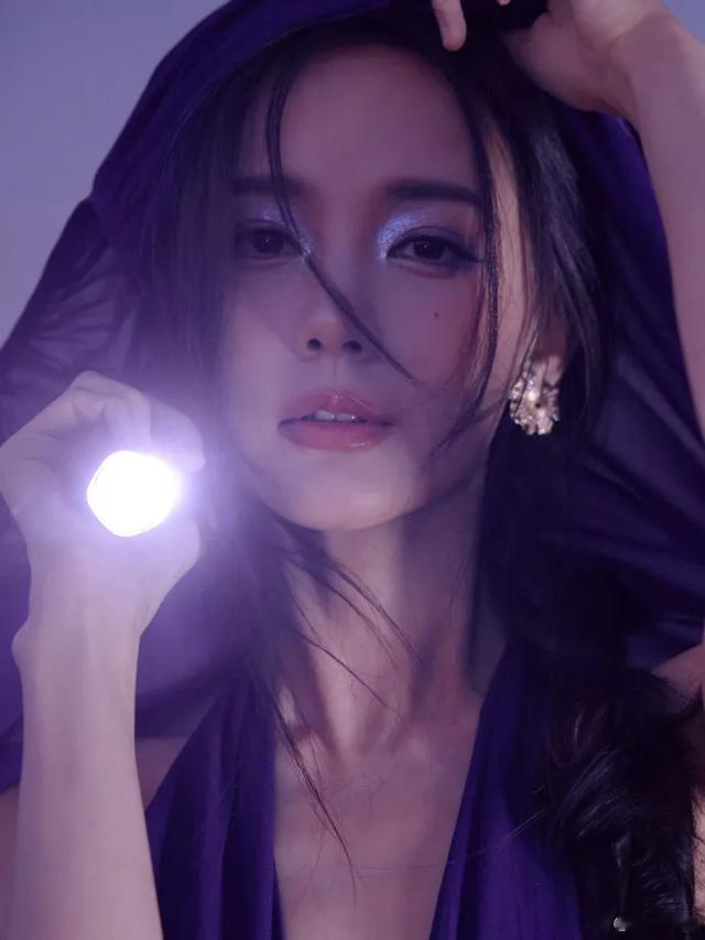 34岁李一桐晒出“紫霞仙子”妆，网友直呼：从没见过这么美的女人