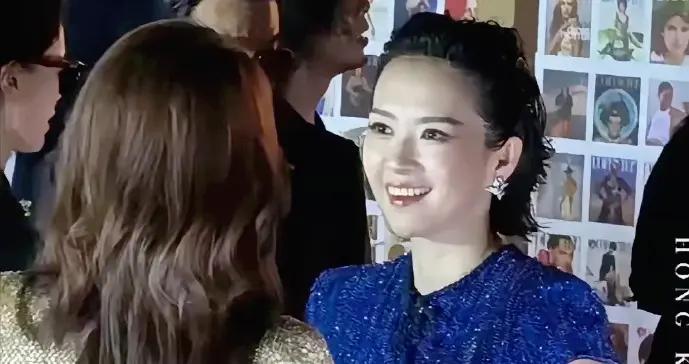 章子怡越老越富态，穿蓝色露背装衬出“奶白肌”，珠圆玉润太美了