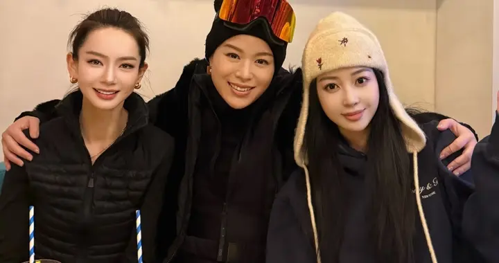 戚薇，胡杏儿，宣云年前一起度假合影，三位姐姐都超级美丽滴！