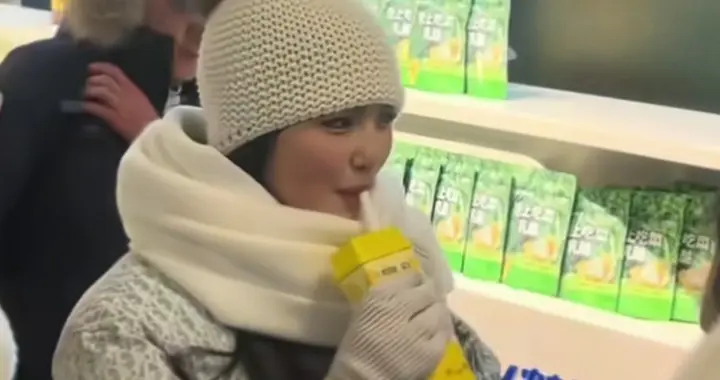 哈尔滨冰雪大世界玩冰滑梯时遇到了王诗龄，本人很好看性格也可爱