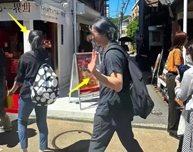 55岁郑伊健日本街头被偶遇，T恤起球严重，被疑和蒙嘉慧生活拮据