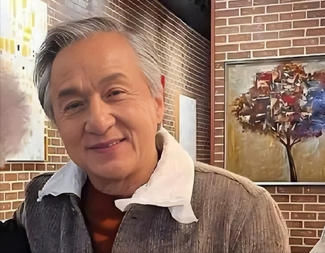 成龙私照获老外30万赞，满头白发断崖式衰老，与路演状态判若两人