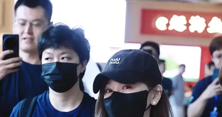 王心凌北京大兴机场出发，简约穿搭难掩风采