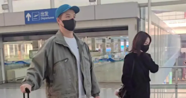 李纯官宣结婚后首现身，与丈夫保持距离无交流，马頔臃肿被当助理