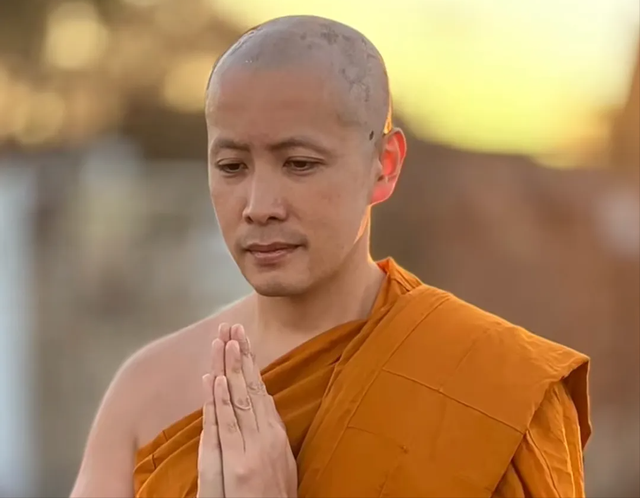 43岁港星印度出家惹争议，被嘲只是想改运，出道22年一直不火