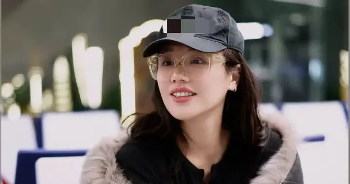 马思纯减肥成功后真时髦！毛领羽绒服+牛仔裤+棒球帽，减龄又高级