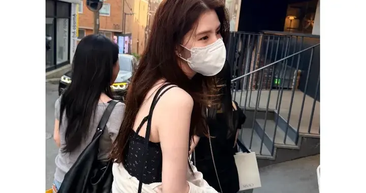 韩素希逛街被偶遇，她穿着背心短裤，双腿又白又长人看着都香香的