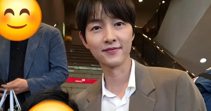 宋仲基夫妇看音乐会，英国妻子凯蒂素颜出镜，颜值气质不输宋慧乔