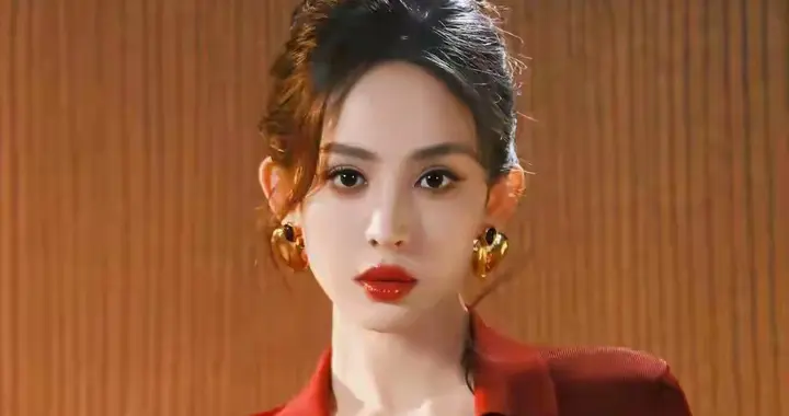 32岁娜扎，红衫皮裙复古大片，这气场谁顶得住啊