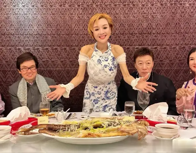 58岁叶子楣复出宴请群星，暴瘦如柴却依旧丰满引热议