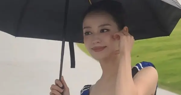 吉娜今日线下被偶遇，穿短裙身材是真好，人也好还一直跟粉丝比心