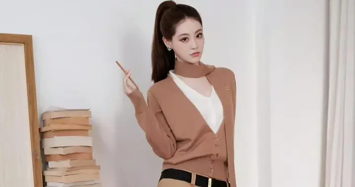 祝绪丹这风格不错！穿假两件针织衫+短裙+长筒靴，时髦洋气又高级