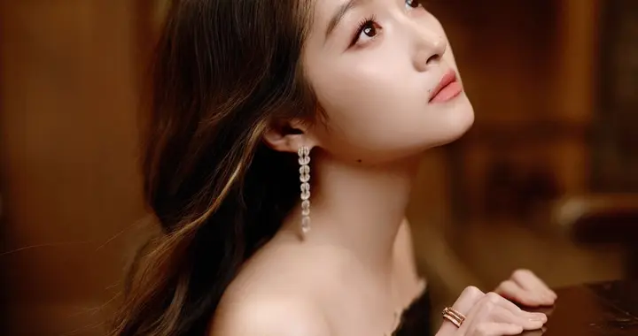 关晓彤蕾丝高贵黑金，清冷气质