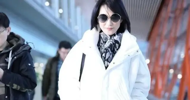 俞飞鸿不愧是中年女人的穿搭标杆！羽绒服+修身裤，简约又高级