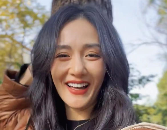 多巴胺 谢娜晒近照模样大变！脸凹下巴歪五官怪异，瘦脱相被指如男人