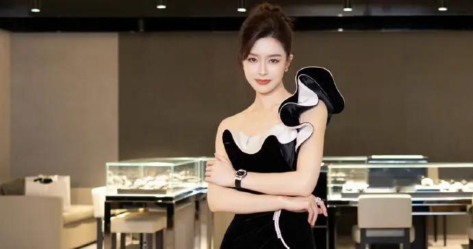 文咏珊产后俩月这款穿搭美出圈，身材恢复秘诀藏哪了？