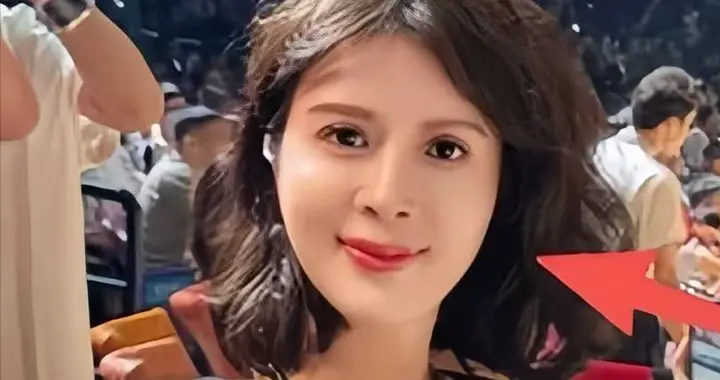 “孔雀公主”金巧巧近况曝光，脸僵硬下巴尖，30年前整容弊端显现